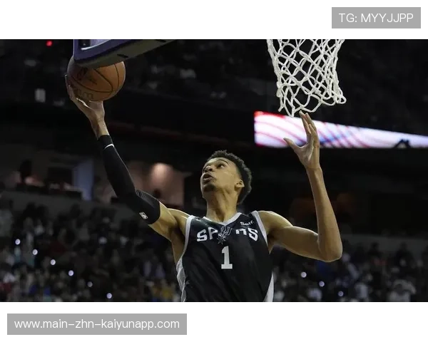 文班亚马低位单打命中，马刺锋线霸气十足